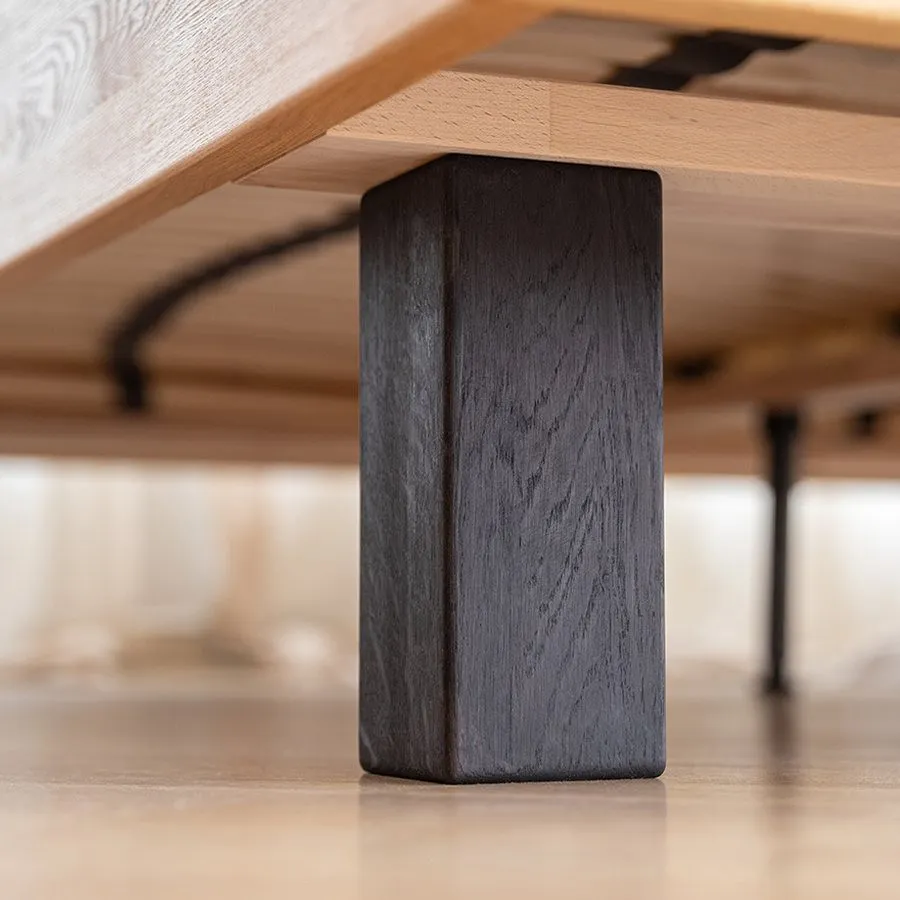 Lit moderne avec pieds en bois massif Rivaro