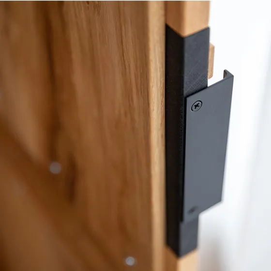 Armoire en chêne massif avec poignées en métal noir collection Rivaro