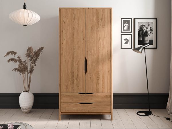 Pourquoi choisir une armoire en chêne massif ? 